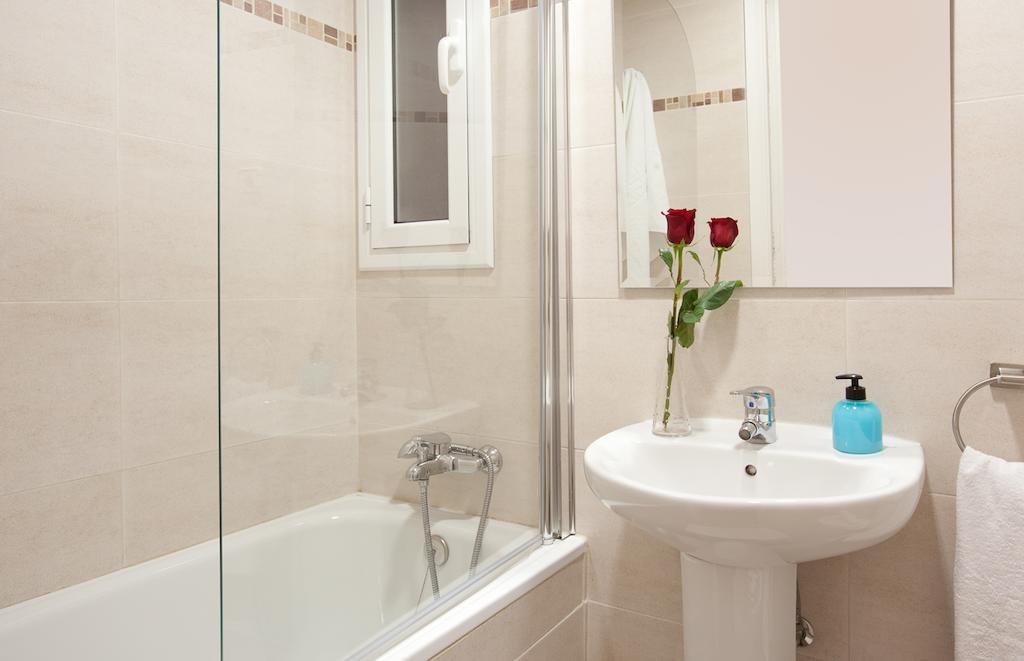 Whatching Sagrada Familia Appartement Barcelona Kamer foto